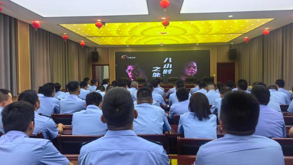 大柳塔派出所组织观看《八小时之外》警示教育片