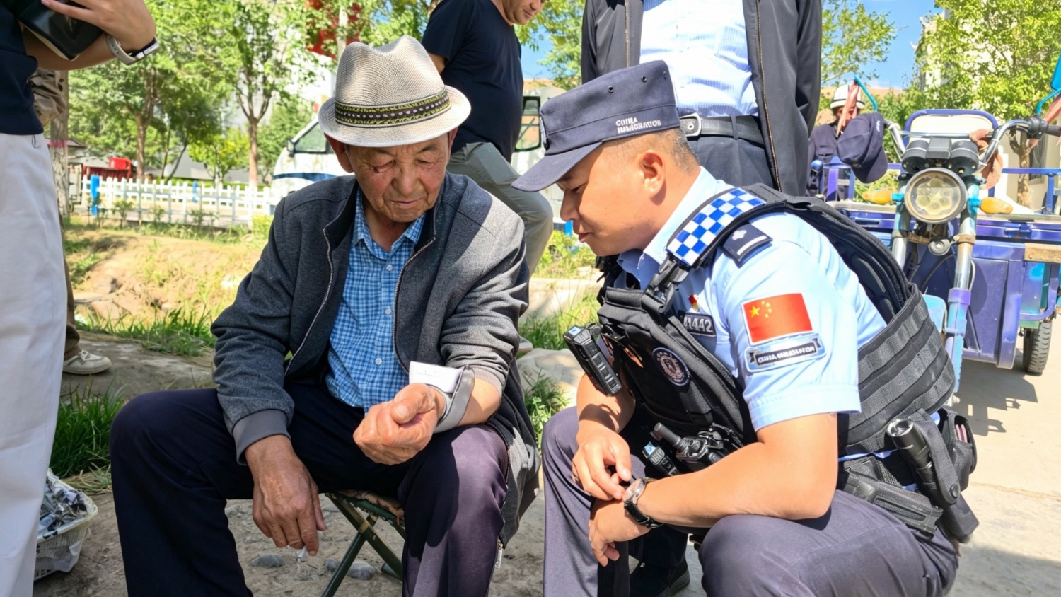 阿克加尔边境派出所联合祥云社区开展为群众测血压志愿服务活动