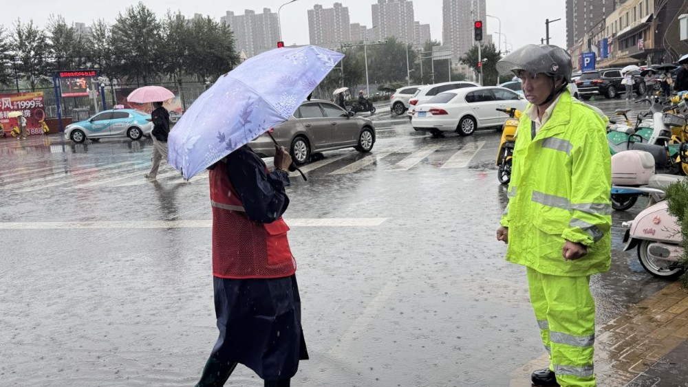 银川市金凤区双福社区：闻汛而动勇担当 风雨坚守护平安
