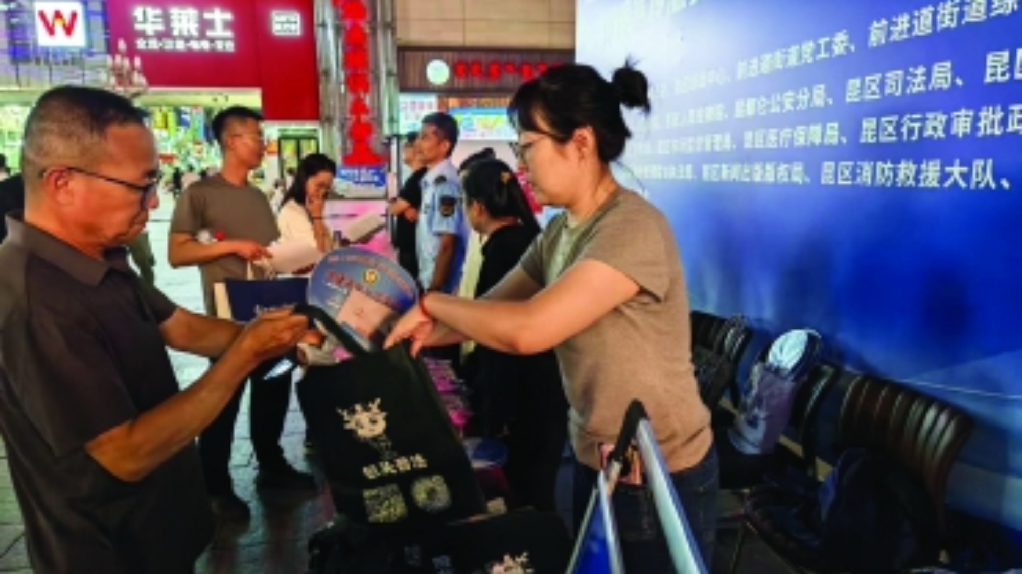 综治搭台下沉一线 上门送法服务群众