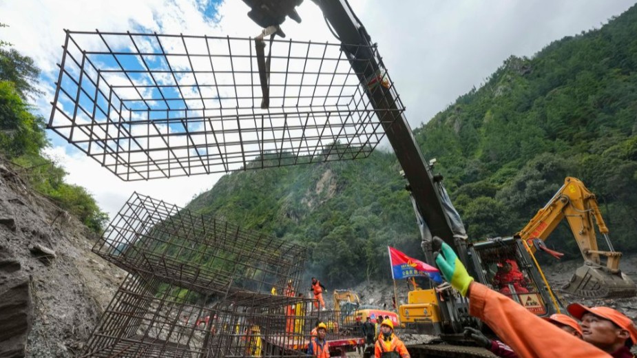 吉隆救灾一线公路防护工事加紧施工