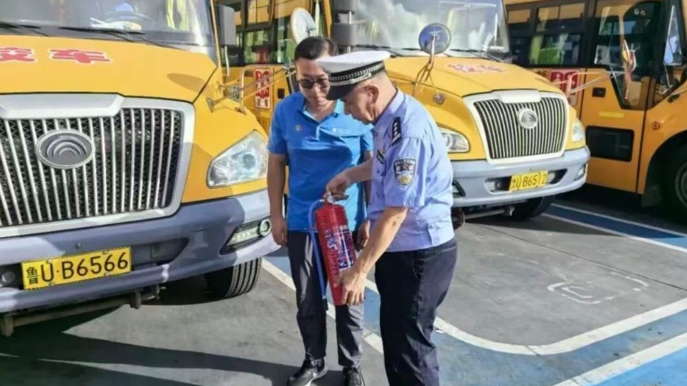 全力护学！青岛交警护航开学出行路