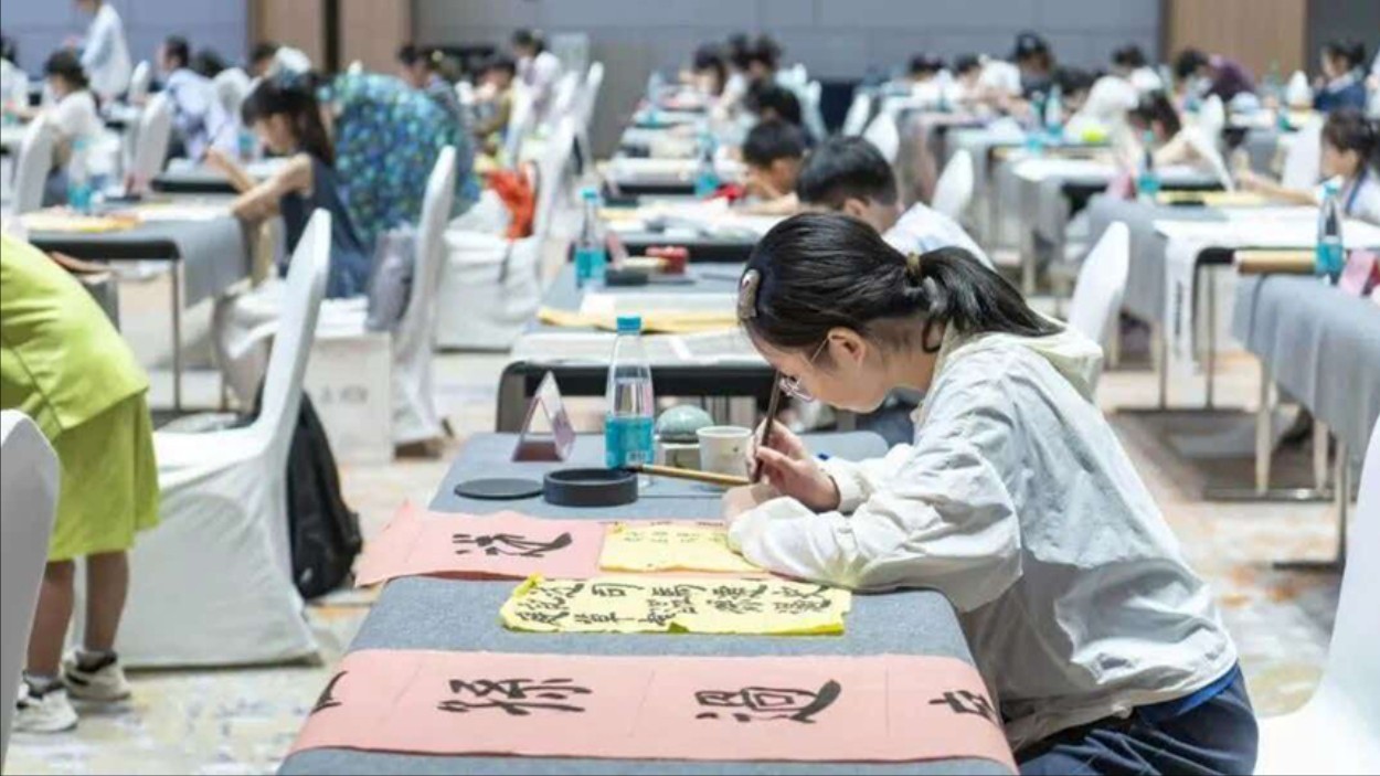 江苏盐城举办“草房子杯”全市青少年书法大赛
