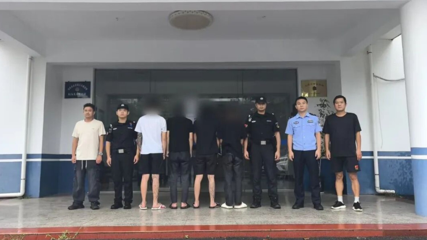 深夜蹲守精准出击 吉安市万安县公安一小时抓获4名拉车门盗窃嫌疑人