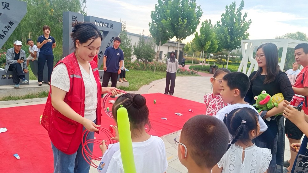 银川市兴庆区泰和社区：趣味套圈拉紧邻里情 光影相伴点亮社区夜