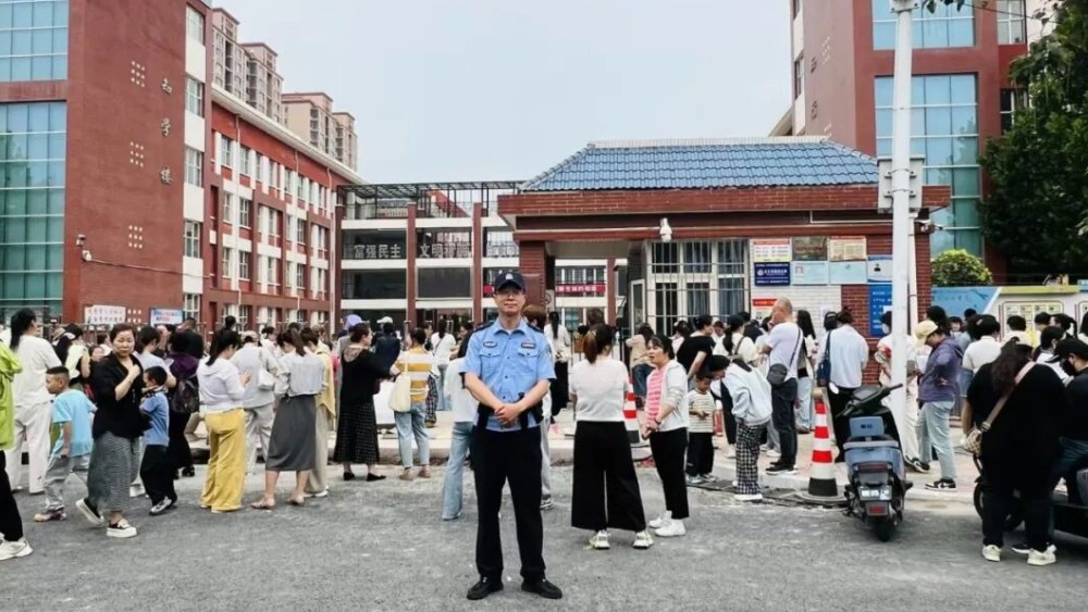 秋启新章护学路 安全同行警相随
