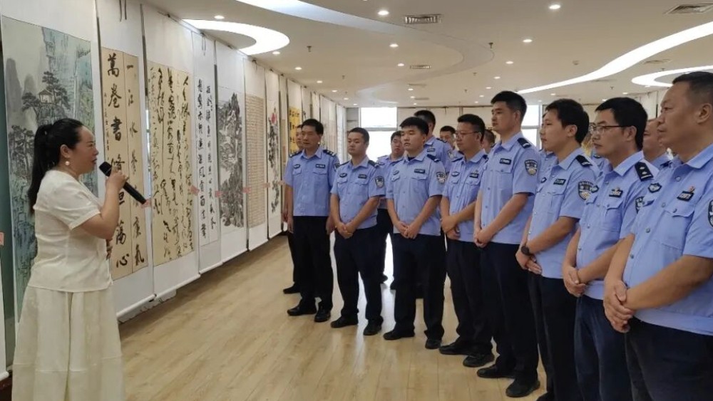 商南县公安局组织民警参观廉洁文化书画展