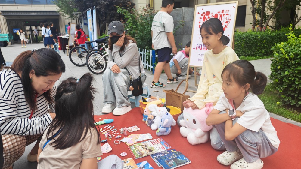 银川市金凤区海珀兰轩社区：集市烟火聚邻里 法治反诈筑防线