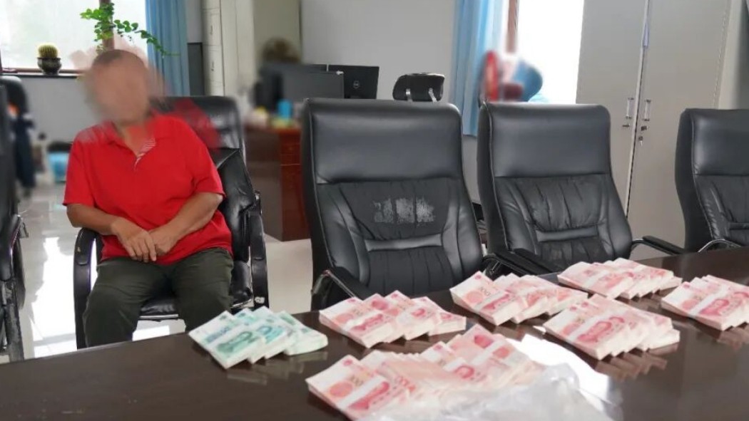 惊险！老人被假警察吓蒙执意转钱，民警火速拦截保住33万元毕生积蓄