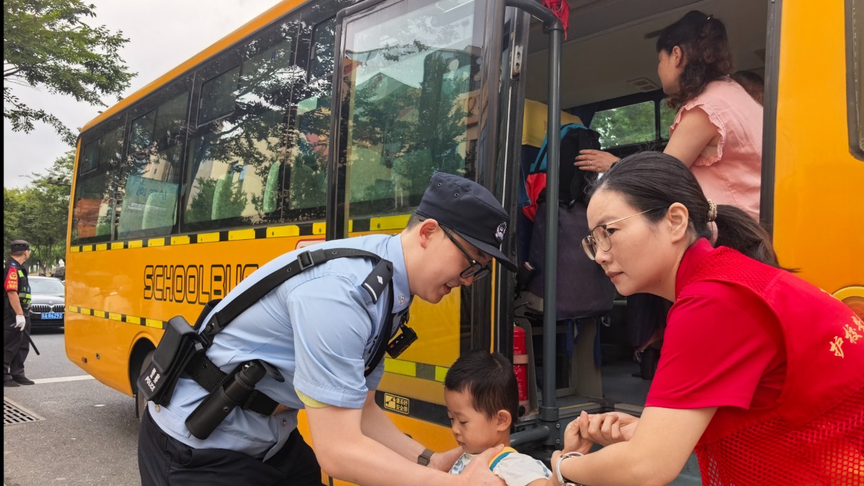 南京：4500余名警力护航开学