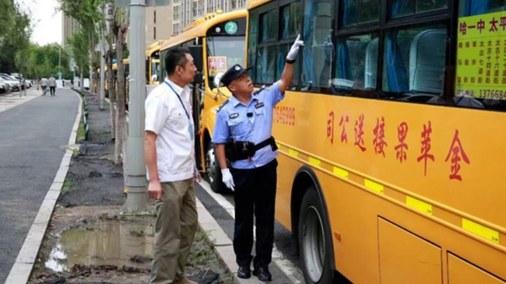 护航开学季，冰城交管部门严查校车安全