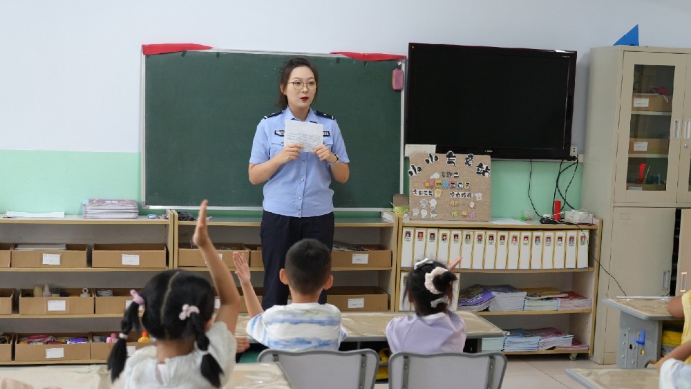 安全伴“童”行——大同市公安局内保分局民警走进德氏幼儿园开展安全宣讲