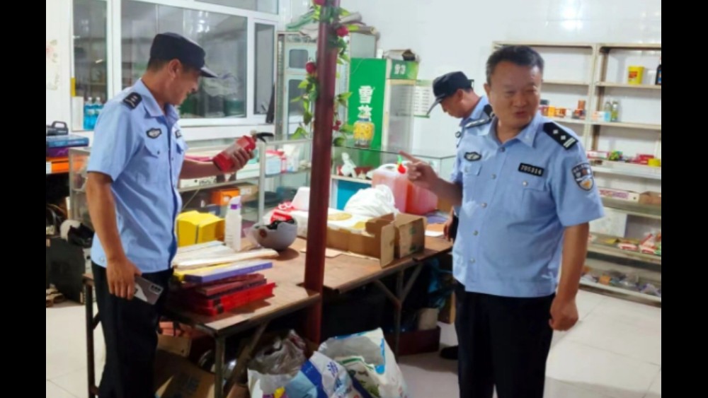 吉林扶余公安肖家派出所：夜查经营场所 深化扫黑除恶常态化宣传