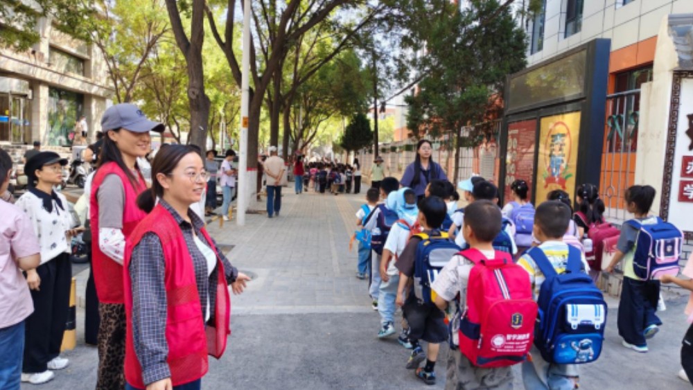 银川市金凤区清馨苑社区：护学岗上守平安 反诈声中伴成长