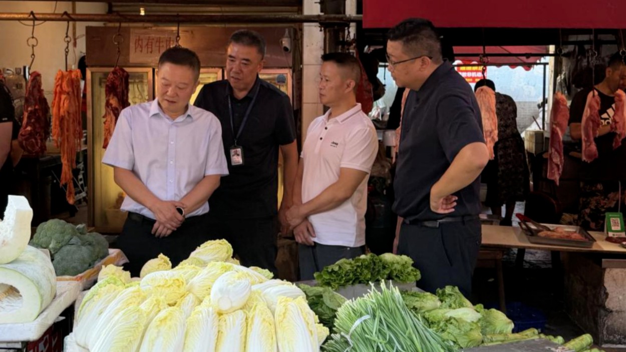 雅安市市场监管局调研督导雨城区创业商城农贸市场整治提升工作