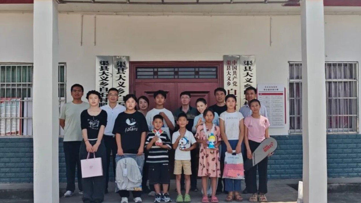 留守儿童 不再孤单——达州市检察院赴白石村开展结对帮带活动