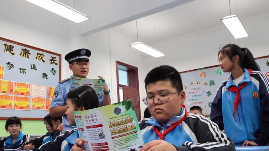 与法同行护青春 边境普法进校园