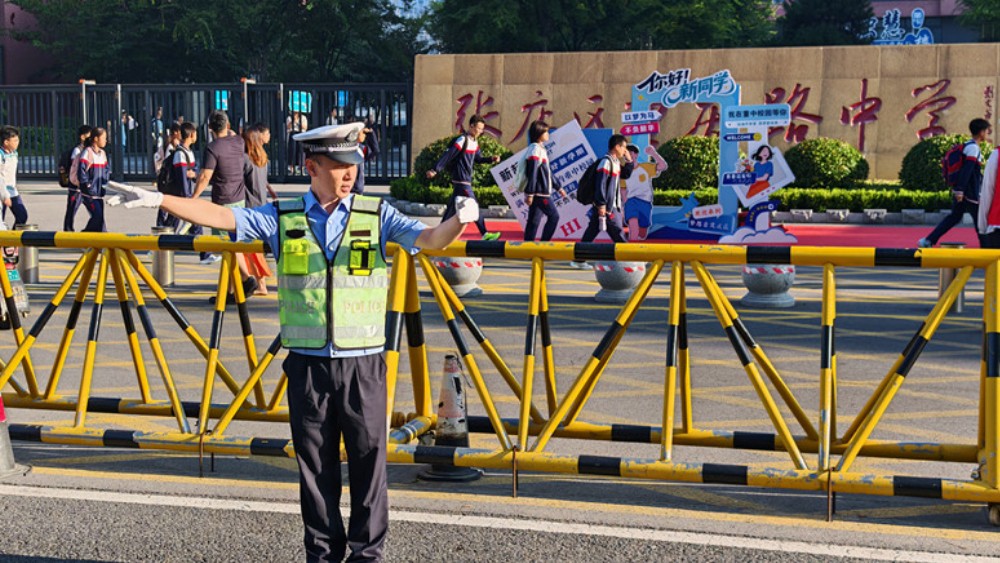 开学首日护学护航 张店交警筑牢校园出行安全防线