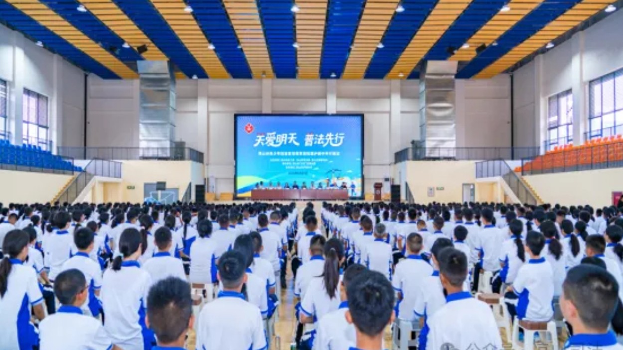 普法护航成长路 五老进校献爱心“关爱明天 普法先行”法治宣讲进凉山州泸峰中学