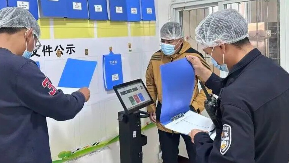 壤塘公安筑牢平安校园防线