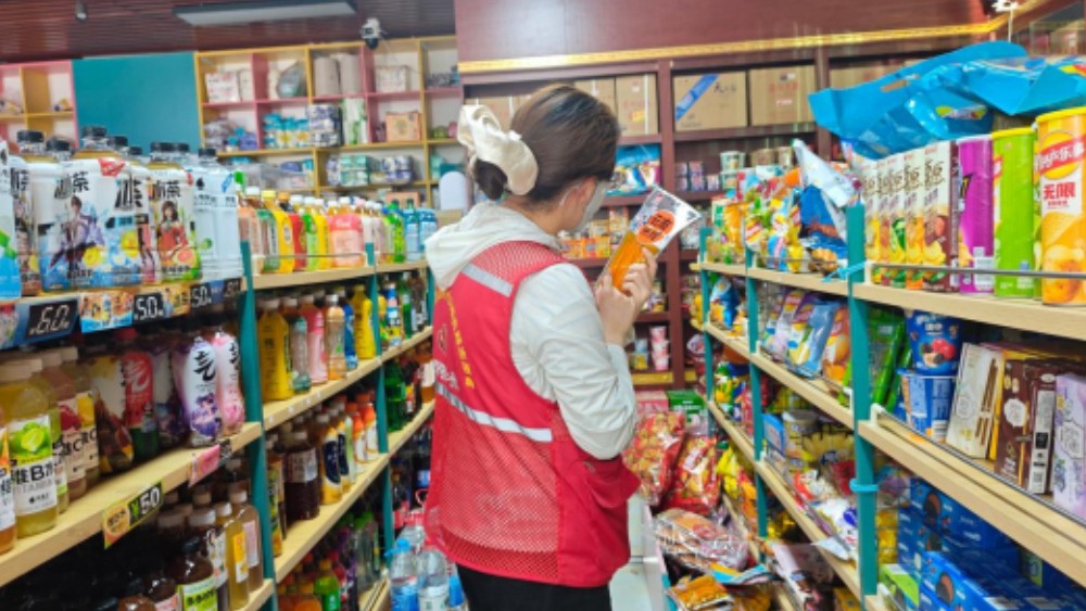 银川市兴庆区观湖社区：排查消防隐患护航开学季 整治食安乱象筑牢平安线