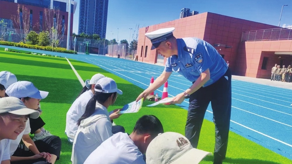 交警入校宣讲