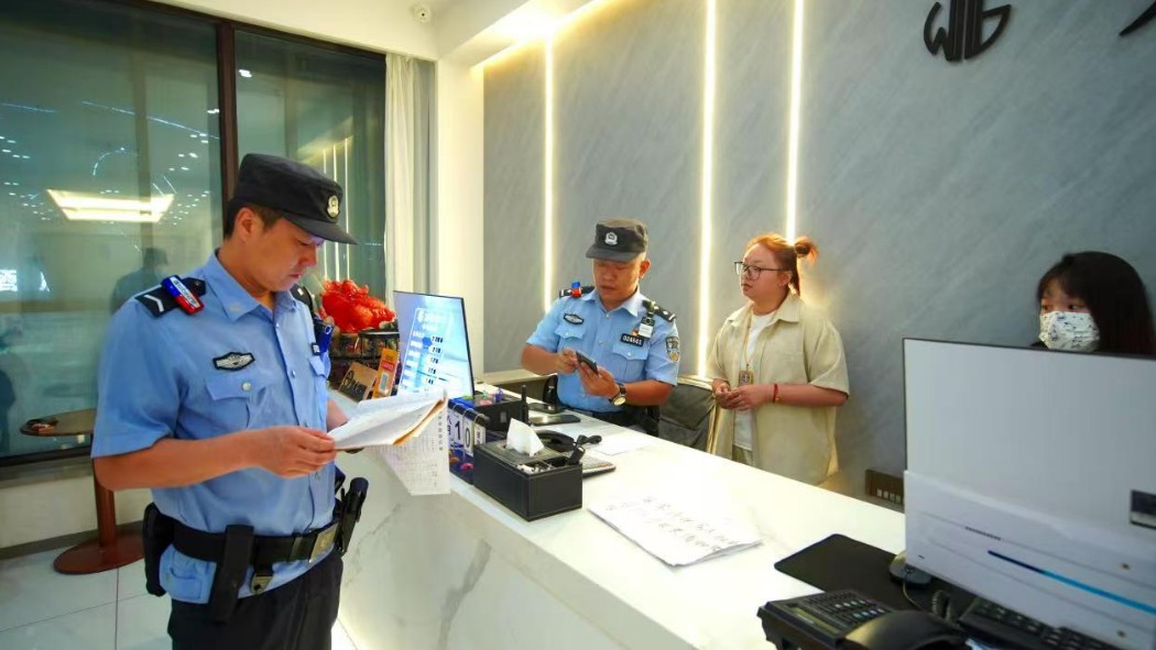 一键报警秒级响应，围墙护栏防冲撞设施逐项验……冰城公安为开学季撑起“平安伞”