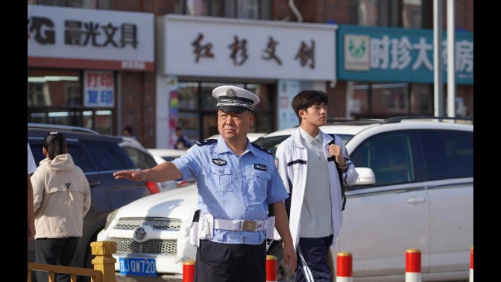 开学启新程 藏蓝护平安——吉林扶余公安全力筑牢校园安全防线