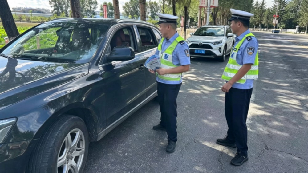 省林区公安局林口分局：荷花塘人气高！交管出招破解停车堵点