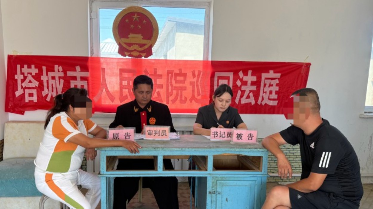 新疆塔城市人民法院恰夏人民法庭：上门蹲守寻当事人 巡回调解促案结事了