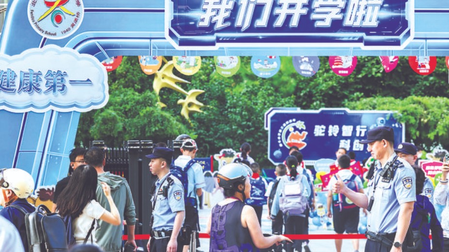 开学首日，护学现场紧张有序