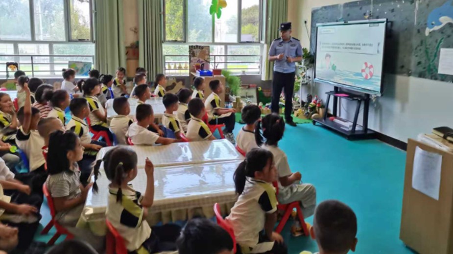 幼儿园来了警察“老师”，开学第一课从安全讲起