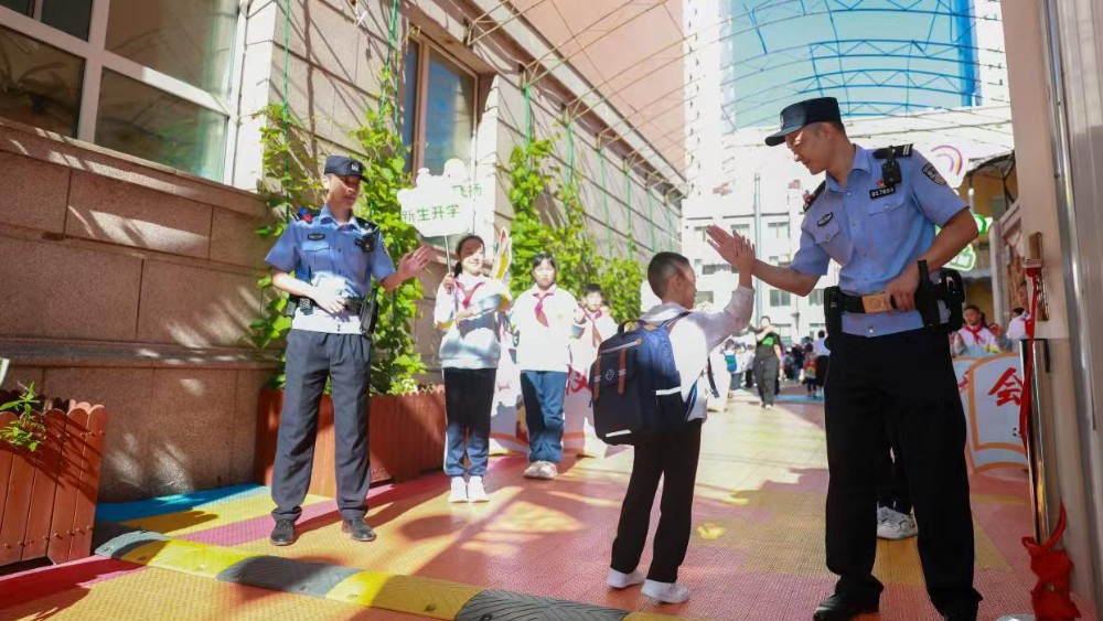 “警”护开学季 平安伴成长｜冰城公安全力护航秋季开学首日