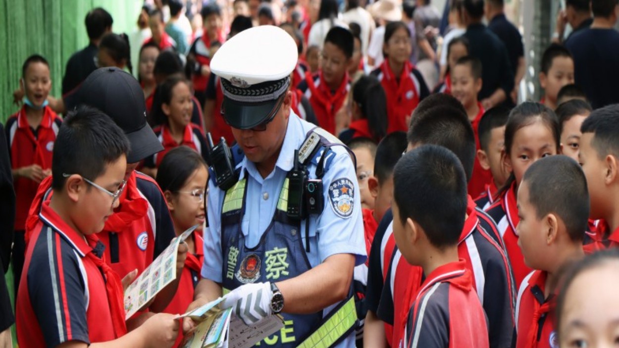 新疆奎屯市公安局：把安全课堂搬到护学岗 守好放学“平安线”