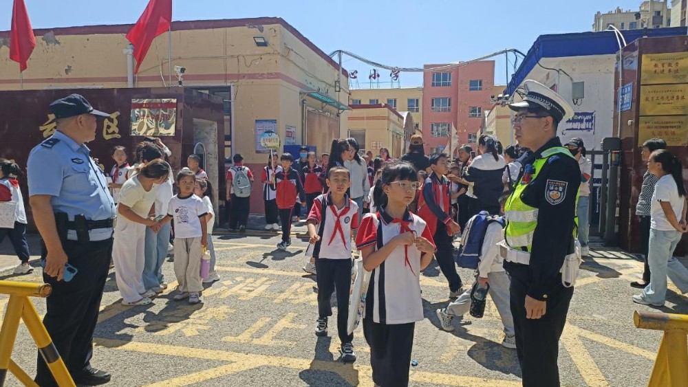 大同交管八大队严格落实“护学岗”机制，全力筑牢开学季交通安全防线