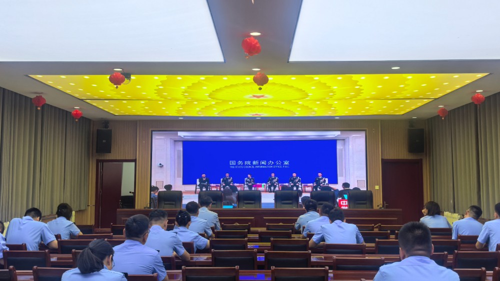 大柳塔派出所组织观看公安先进典型中外记者见面会直播