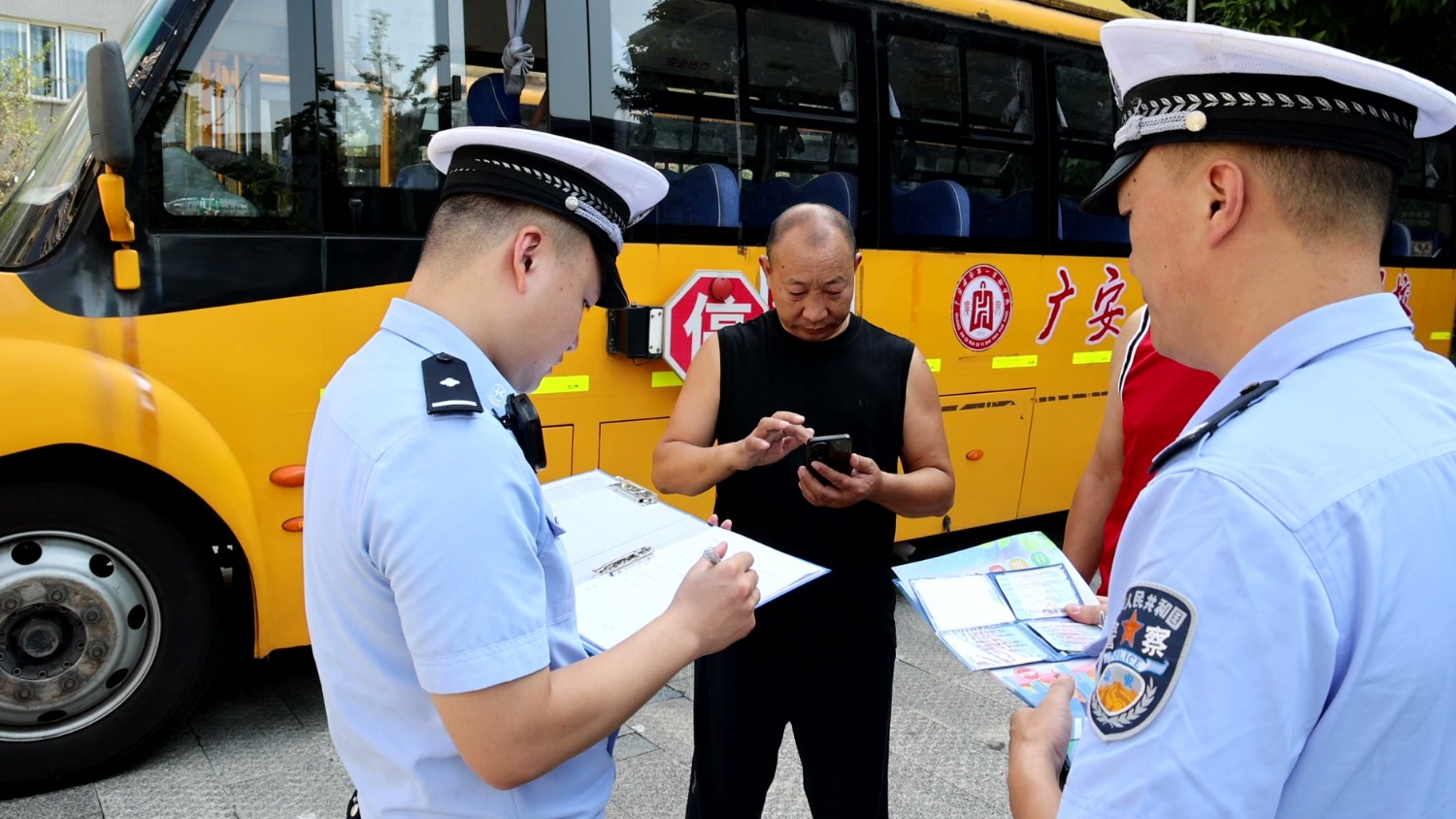 开学守护不缺位丨岳池交管拧紧校园交通安全“安全阀”