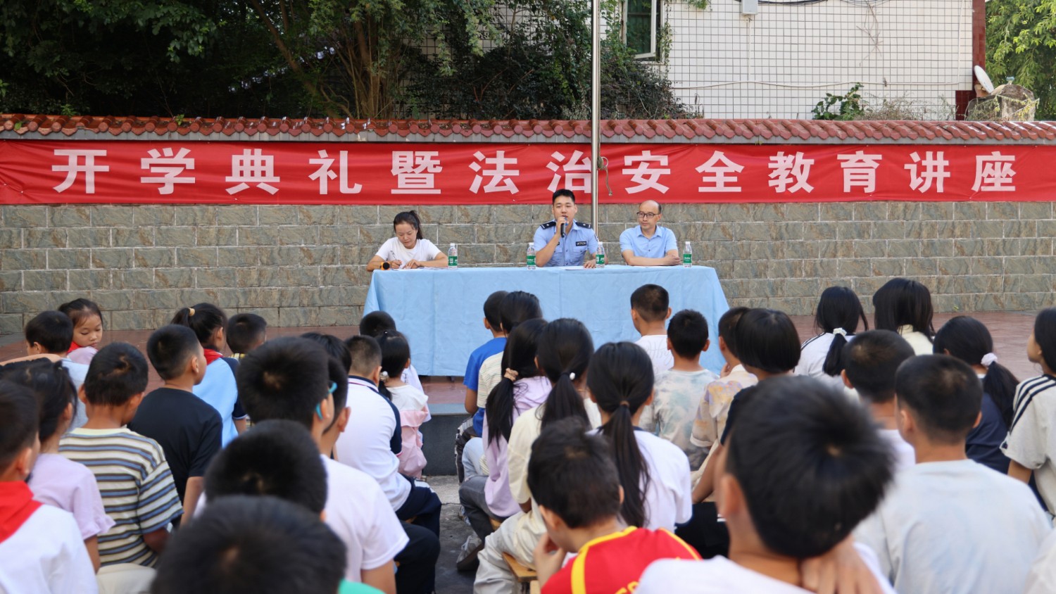 开学首日！岳池公安准时“就位”，全力以“护”！