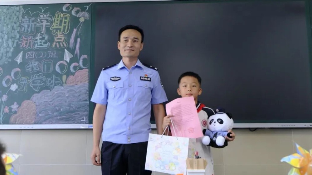 拾金不昧受表彰，法治安全进校园