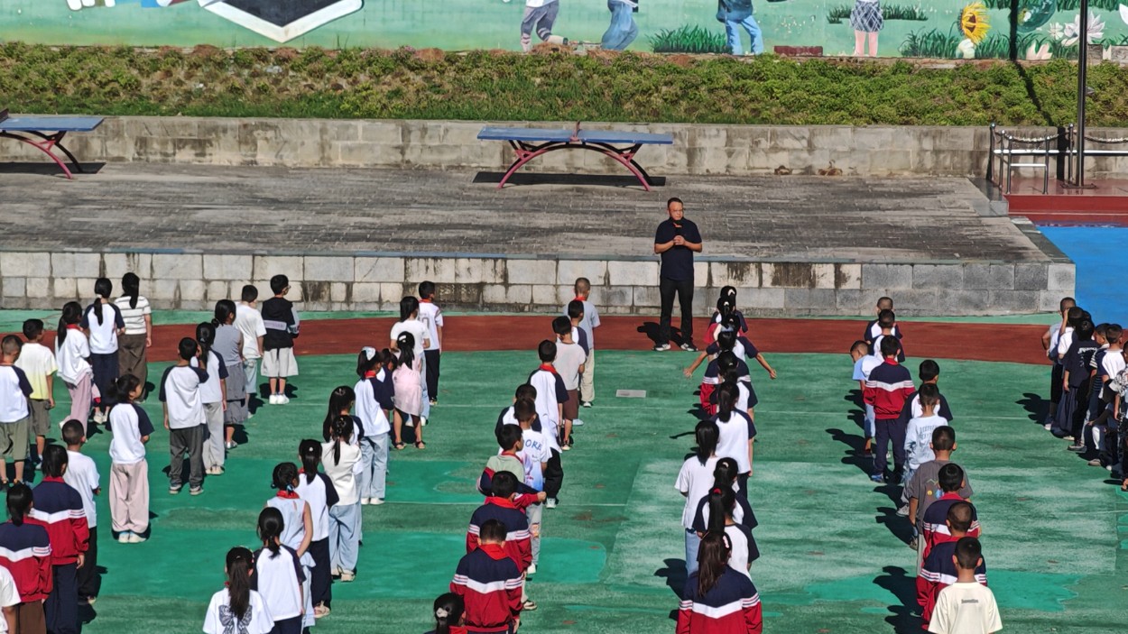 扬帆新学期 笃行向未来——四川省万源市官渡小学开展入学教育暨开学第一课系列活动
