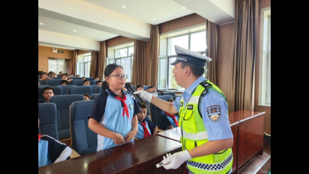 吉林辽源交警全力护航开学季