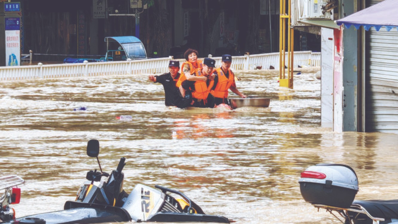 抗击台风暴雨 紧急抢险救援