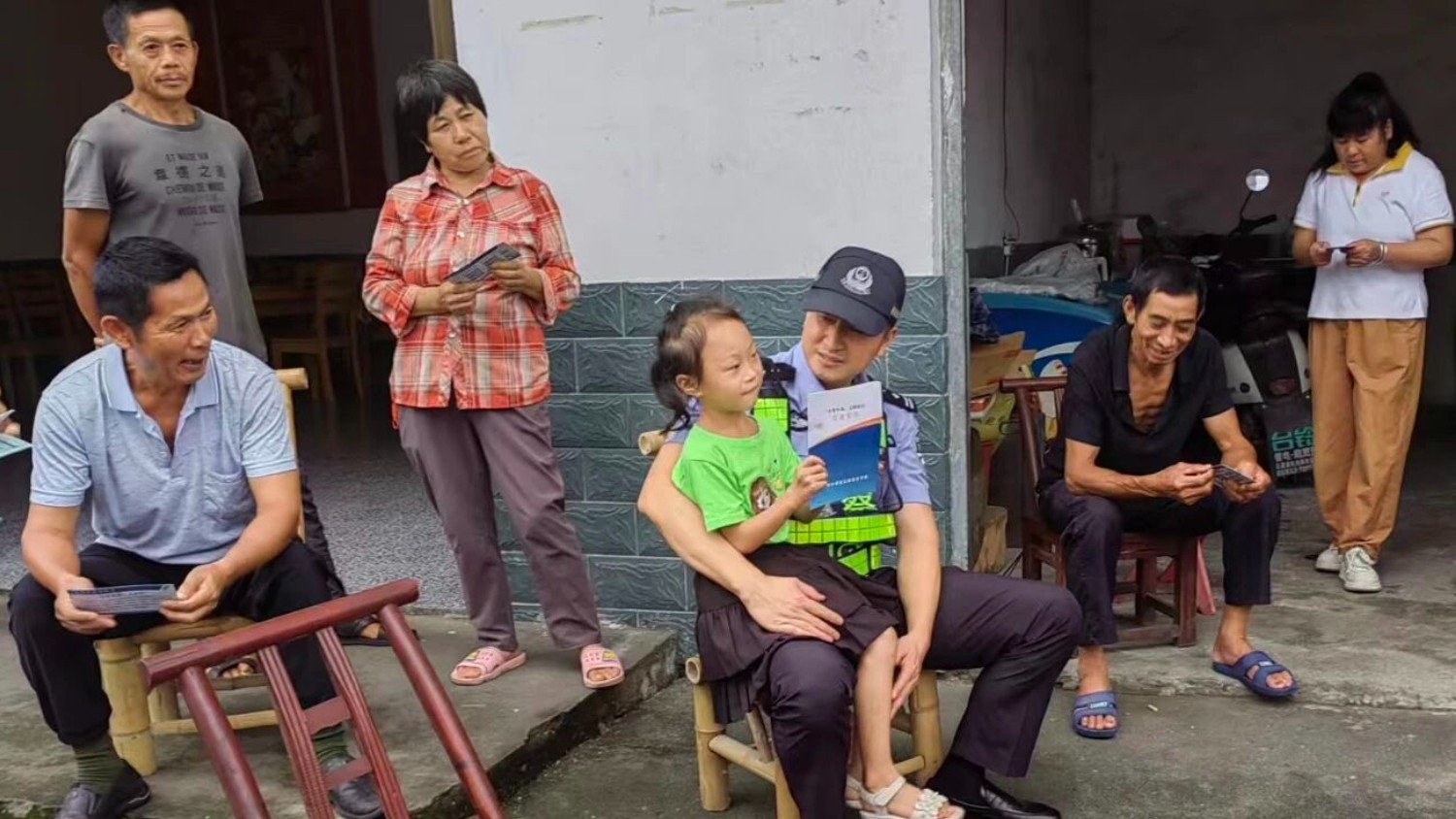 暖心夜聊接地气 宜春明月山交警筑牢乡村平安出行防线