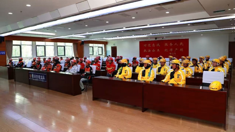 配送路上守安全！冰城交管部门开展外卖快递骑手交通安全培训