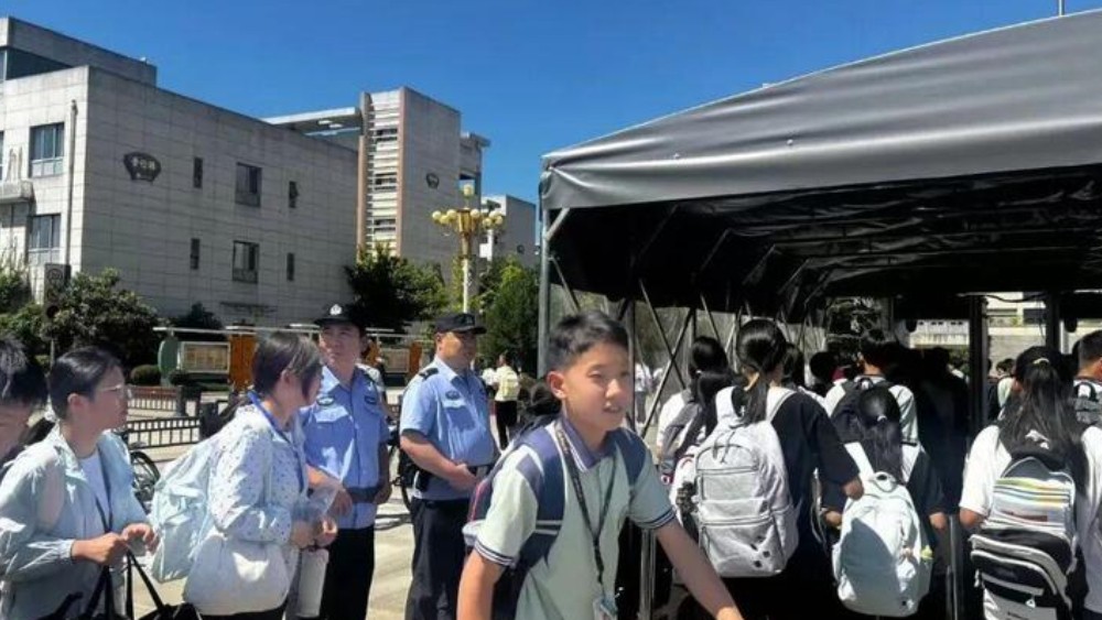 鄠邑公安：藏蓝守护全方位 护航校园新学期