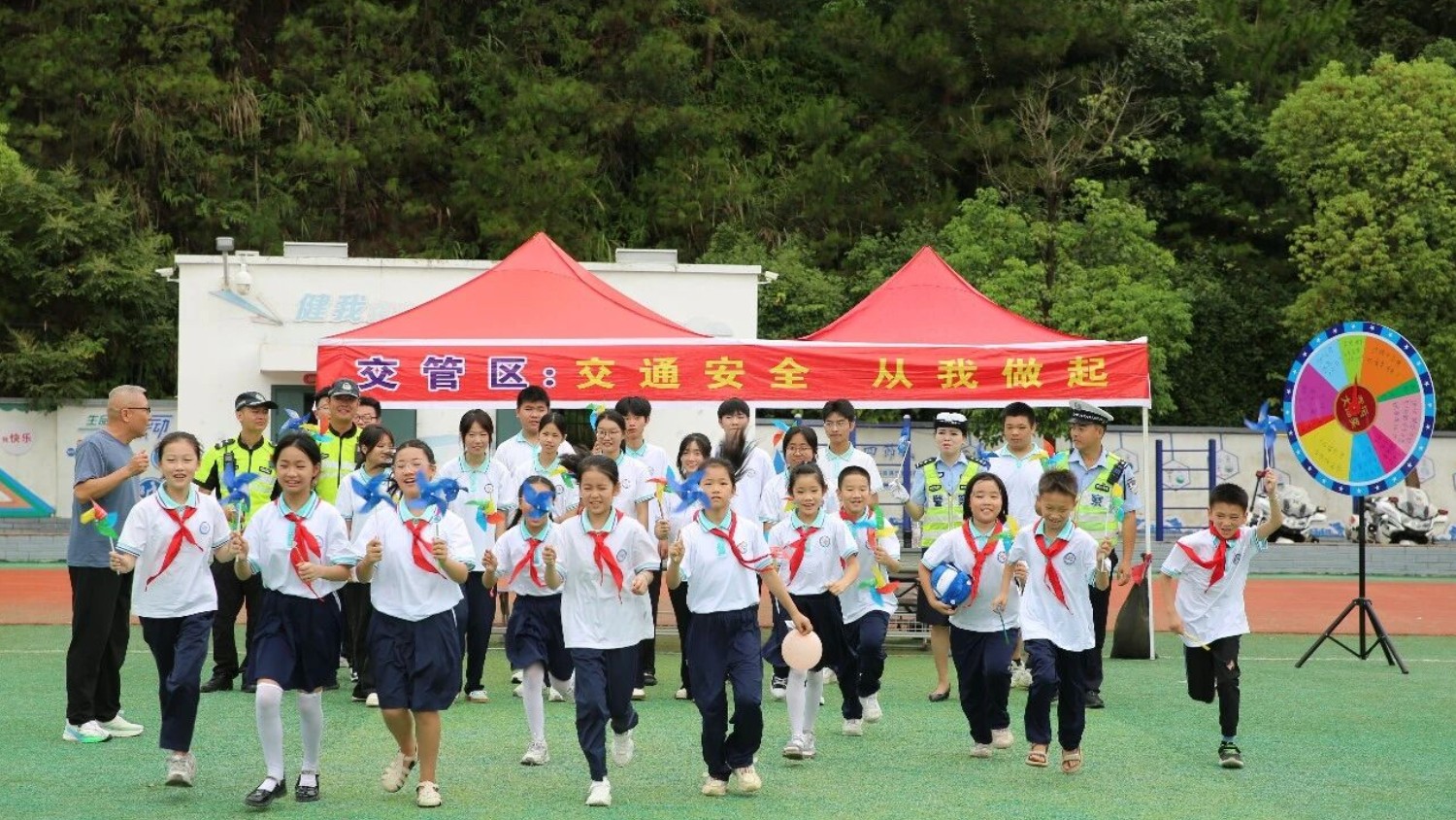 景德镇交警开展交通安全“开学第一课” 守护学子平安上学路