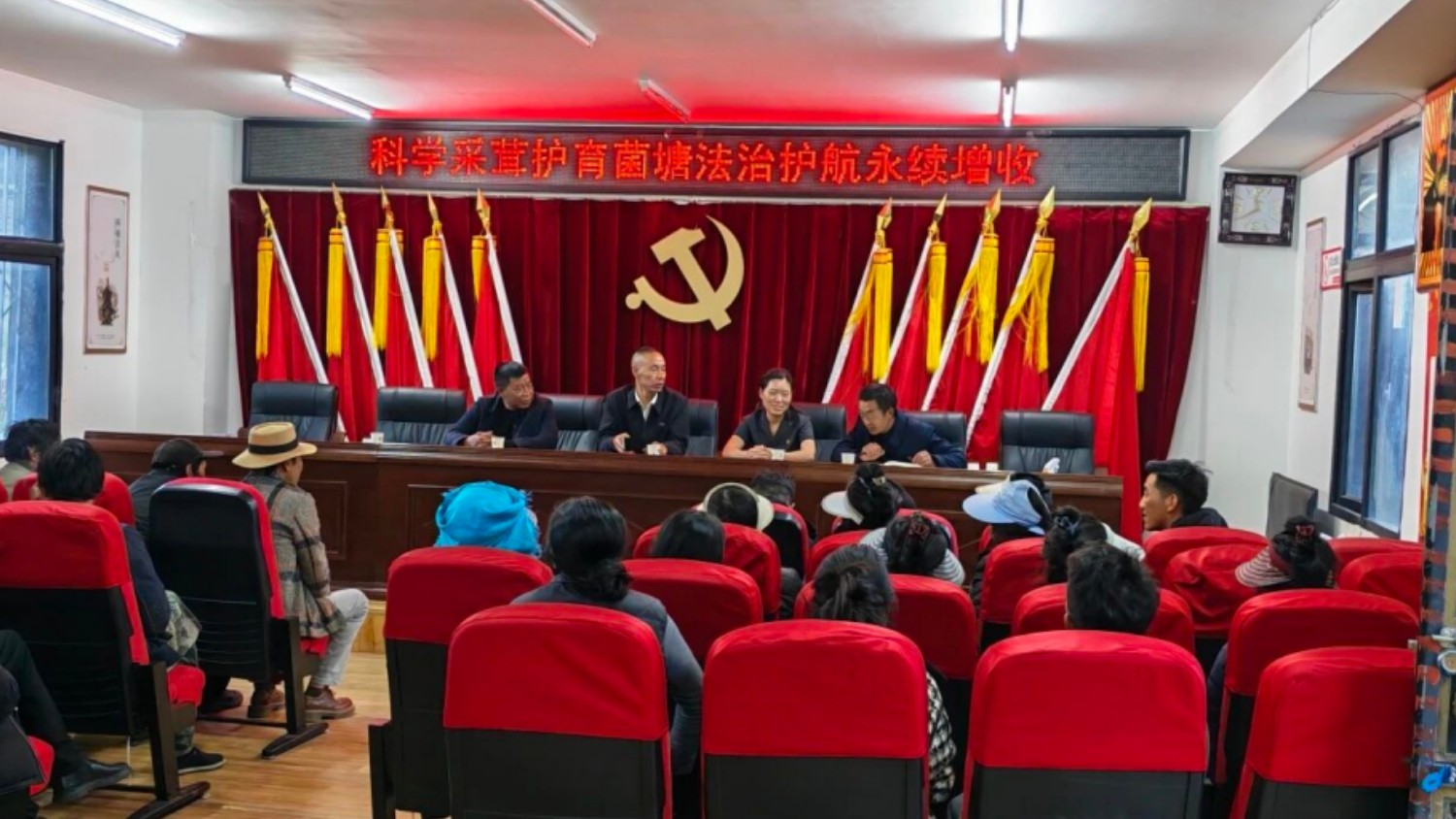 错峰普法暖民心  法治护航“致富菌” 香格里拉法庭夜间司法服务助力松茸产业增收