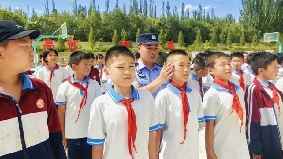 文化润疆进校园 边疆少年体验别样“警”彩