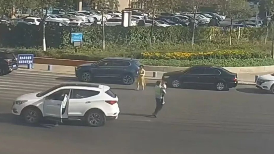 私家车溜车 幼童悬身车外  执勤辅警飞身救人 截停车辆