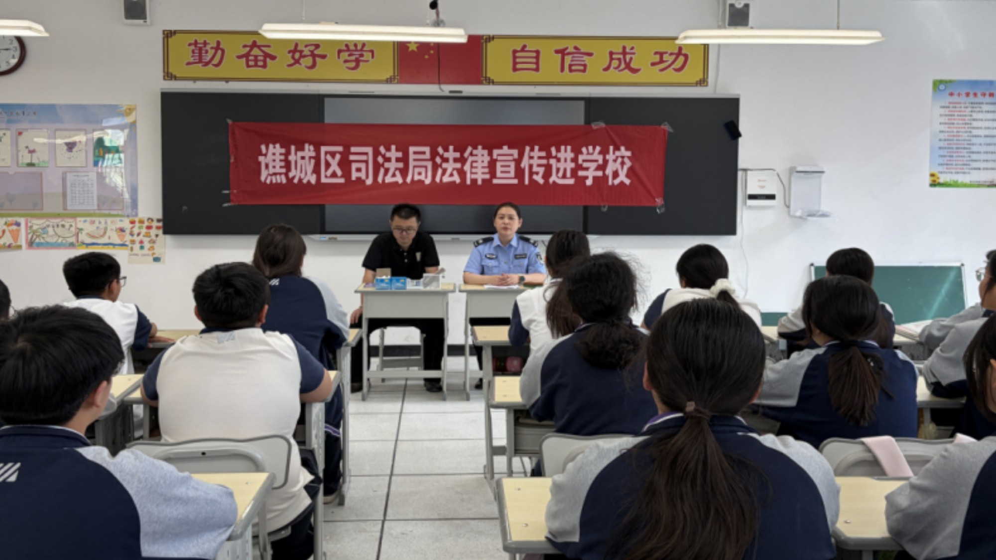 安徽谯城：“法治三堂课”护航学子启新程